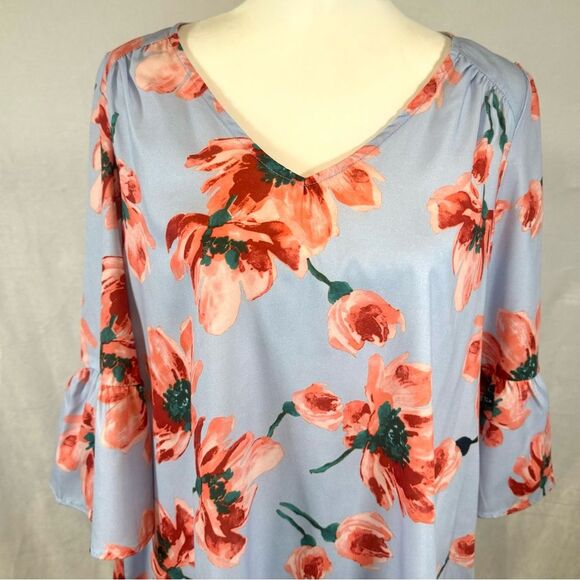 Light blue floral backless oversized top size medium - Picture 3 of 6